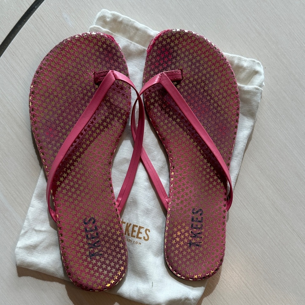 TKEES girls Fuchsia flip flops